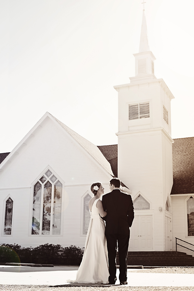 wedding couple in front of Church in Manteo NC